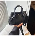 Bolso de mano negro de cuero granulado con detalles plateados y correa ajustable - Sin colgante / Negro