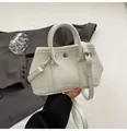 Bolso bandolera blanco con patrón lichi, hebilla redonda plateada y asas - Sin colgante / Blanco