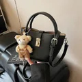 Sac seau en cuir grainé noir avec poignées et breloque en forme d'ours en peluche - Avec Pendentif / Noir