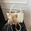 Sac seau blanc crème en cuir grainé avec charmant pendentif en forme d'ours en peluche - Avec Pendentif / Blanc Cassé