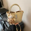 Sac seau beige chic en cuir à motif litchi avec un joli pendentif ours en peluche - Avec Pendentif / Kaki