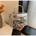 Silberne Stepptasche mit Kettenriemen und metallischem Herzanhänger für Damen - Silber