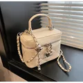Gesteppte cremefarbene Mini-Box-Tasche mit Goldkette und Herzanhänger-Detail - Gebrochenes Weiß