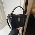 Sac seau chic en cuir noir à motif litchi avec fermoir argenté et bandoulière - Sans pendentif / Noir