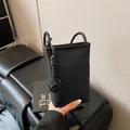 Minibolso para móvil de piel de lichi negra con decoración de nudo tejido en la bandolera - Talla única / Negro