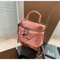 Rosa gesteppte Mini-Handtasche aus Kunstleder mit Goldkette und Herzanhänger - Rosa