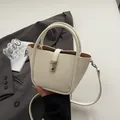 Sac seau chic en cuir crème avec poignées et fermoir argenté pour un look décontracté - Sans pendentif / Blanc Cassé