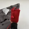 Mini bolso de cuero rojo para móvil con colgante de bola y correa fina al hombro - Talla única / Rojo