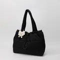 Sac fourre-tout matelassé noir avec cordon de serrage et breloque en peluche blanche - Avec Pendentif / Noir