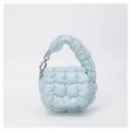Détail du mini sac nuage matelassé bleu clair avec texture bouffante et chaîne argentée - Taille unique / Bleu