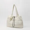 Sac fourre-tout matelassé beige crème avec texture moelleuse et cordon de serrage - Avec Pendentif / Blanc