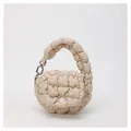 Détail d'une pochette nuage matelassée beige avec texture bulle et crochet en métal argenté - Taille unique / Kaki