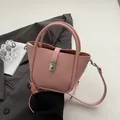 Mini sac seau rose en cuir grainé lychee avec poignée ronde et fermoir argenté - Sans pendentif / Rose