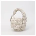 Détail du mini sac nuage matelassé blanc crème avec crochet pivotant en métal argenté - Taille unique / Blanc Cassé