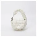 Détails de ce mini sac nuage blanc matelassé avec tissu doux et maillons en métal argenté - Taille unique / Blanc