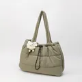 Bolso tote acolchado verde salvia con cierre de cordón y colgante de peluche - Sin colgante / Verde Militar