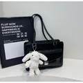 Retro zwarte lederen messenger tas met dubbele riemen en een witte konijnenhanger - Tote Bag En Pluche Konijn Hanger / Zwart (met hanger)