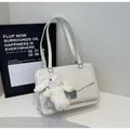 Minimalistische witte PU-lederen messenger bag met klepvak en pluche konijn hanger - Tote Bag En Pluche Konijn Hanger / Beige (Met Hanger)