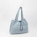 Sac fourre-tout matelassé bleu clair avec cordon de serrage et finition nylon - Avec Pendentif / Bleu