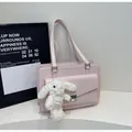 Detail van een lichtroze laksatchel met een metalen gesp en een pluchen konijnenhangertje - Tote Bag En Pluche Konijn Hanger / Roze (met hanger)