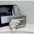 Zilveren metallic messenger bag met een witte pluche konijnenhanger en strakke vorm - Tote Bag En Pluche Konijn Hanger / Zilver (Met Hanger)