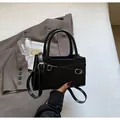 Elegante schwarze Handtasche aus Leder mit Gürtelschnallen-Dekor und runden Griffen - Einheitsgröße / Schwarz