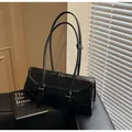 Bolso baguette clásico de cuero encerado negro con correas de doble hebilla y textura - Negro