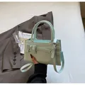 Hellgrüne minimalistische quadratische Handtasche mit dekorativem Gürtel und Riemen - Einheitsgröße / Blau