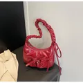 Γυαλιστερή κόκκινη πανκ τσάντα ώμου με μεγάλο φιόγκο και σχέδιο με πτυχώσεις - Ένα μέγεθος / Κόκκινο
