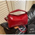 Schicke rote zylindrische Schultertasche für Damen mit Noronoro-Logo-Prägung - Einheitsgröße / Burgunderrot
