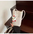 Piccola borsa a tracolla in pelle beige per cellulare con ciondolo a papera - Con Ciondolo / Beige