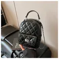 Primer plano de mini mochila negra acolchada con cierre plateado y cadena - Talla única / Negro