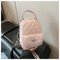 Detalle de mini mochila rosa acolchada con cadena plateada y cierre giratorio - Talla única / Rosa