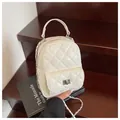 Detalle de mochila acolchada beige con cierre giratorio plateado y correa de cadena - Talla única / Blanco Roto