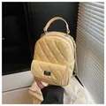 Mini mochila acolchada amarillo pálido con cadena plateada y cierre de giro metálico - Talla única / Amarillo