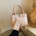 Schickes Set aus rosa PU-Leder Handtasche mit Metalldrehverschluss und Briefanhänger - Rosa