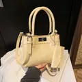 Elegante cremefarbene Lackleder Handtasche mit passender Mini-Tasche und silbernem Schloss - Gelb