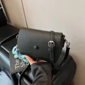Sac à bandoulière minimaliste en cuir grainé noir avec rabat aimanté et boucle - Avec Pendentif / Noir