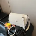 Sac à bandoulière blanc en cuir grainé avec breloque éléphant et boucles argentées - Avec Pendentif / Blanc Cassé