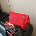 Sac bandoulière chic en cuir rouge grainé avec bandoulière réglable et charme éléphant - Avec Pendentif / Rouge