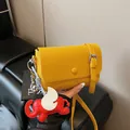 Sac bandoulière urbain minimaliste en cuir jaune vif avec charmant pendentif éléphant - Avec Pendentif / Curcuma