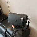 Sac bandoulière noir minimaliste en cuir grainé avec boucle argentée réglable - Sans pendentif / Noir