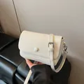 Sac bandoulière blanc en cuir litchi avec boucle argentée et logo embossé chic - Sans pendentif / Blanc Cassé