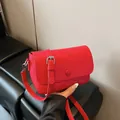 Sac à bandoulière rouge chic en cuir grainé avec détails argentés et sangle réglable - Sans pendentif / Rouge