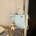 Bolso de mano verde menta con grabado litchi, logo fashion y colgante de muñeca - Sin colgante / Azul