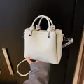 Bolso tote minimalista gris polar con textura de lichi, detalle de nudo y bandolera - Sin colgante / Blanco Roto