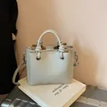 Bolso tipo cubo beige con patrón de lichi, asas anudadas y correa de hombro - Sin colgante / Azul