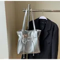 Dettaglio della borsa tote argento a pieghe con fiocco, perle e ciondoli a cuore - Con Ciondolo / Argento