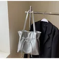 Détail du sac cabas argenté avec texture craquelée métallique et nœud décoratif élégant - Sans Pendentif / Argent