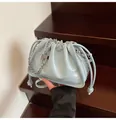 Hellblaue Ölwachs-Leder-Cloud-Tasche mit Kordelzug und silbernen Kettenriemendetails - Blau